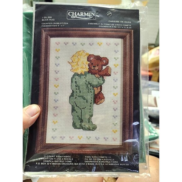 Charmin cross stitch kit "Bear Hug" with frame - Picture 1 of 2